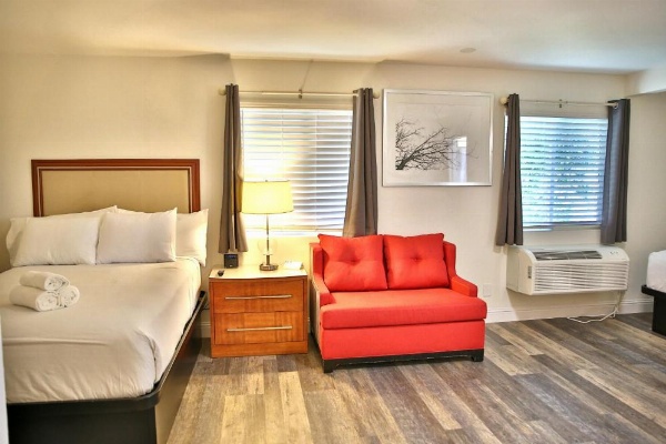 Travelodge by Wyndham Crescent City image 11