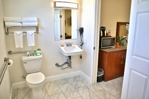 Travelodge by Wyndham Crescent City image 17